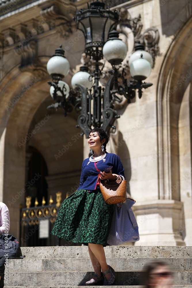 Femme et réverbère devant l'Opéra Garnier à Paris