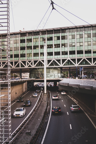 Mehrspurige Straße neben Gebäuden in Den Haag Holland photo