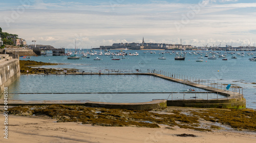 Beach of Dinard and old city of Saint-Malo in the background © Stefan