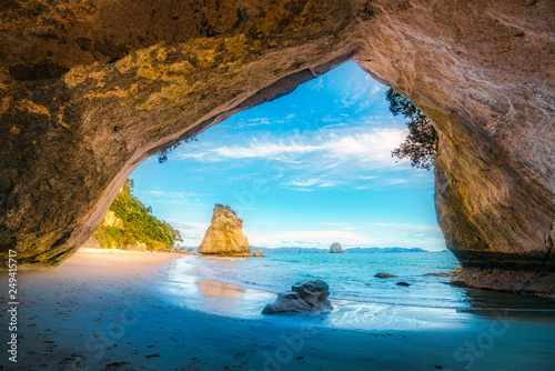 Fotografia view from the cave at cathedral cove,coromandel,new zealand 39