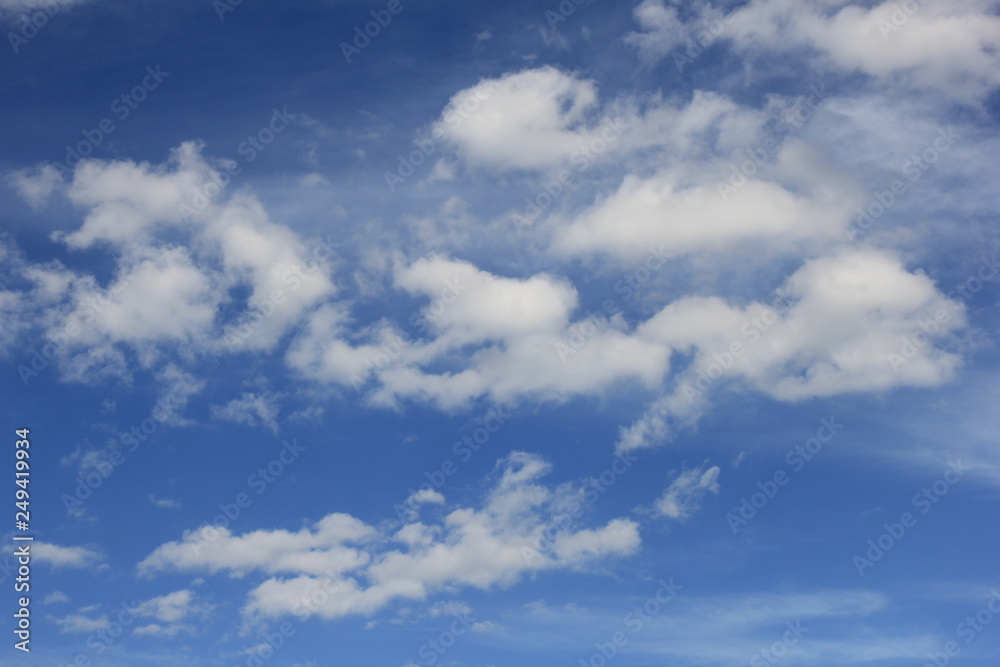 さわやかな青空と白い雲