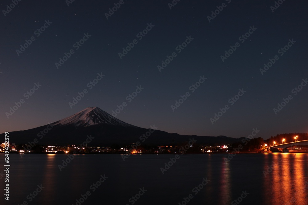 河口湖の富士山の夜景