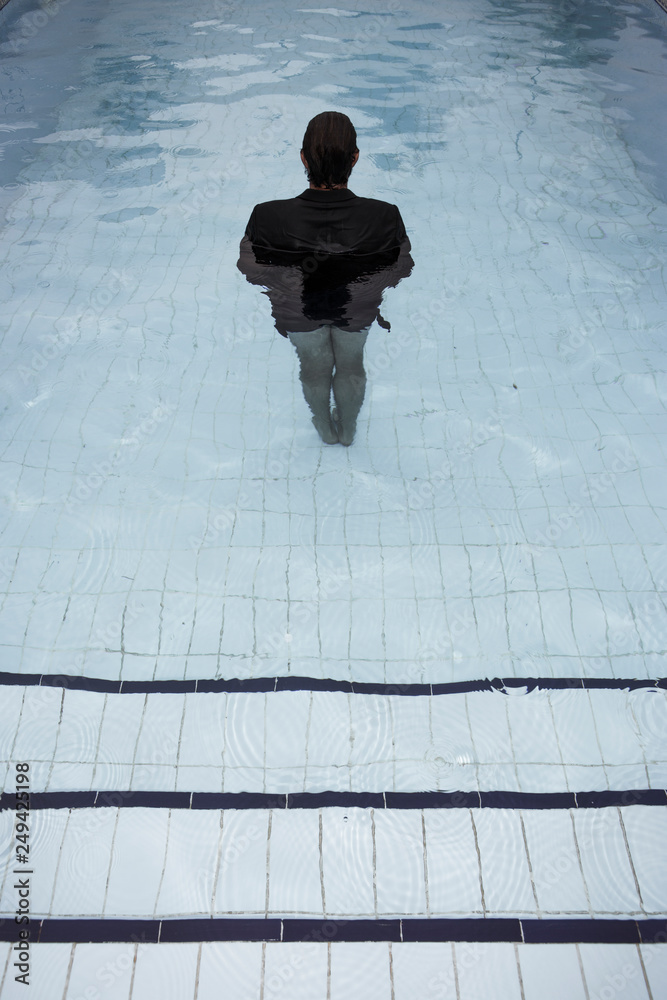 Dans la piscine en costume Stock Photo | Adobe Stock
