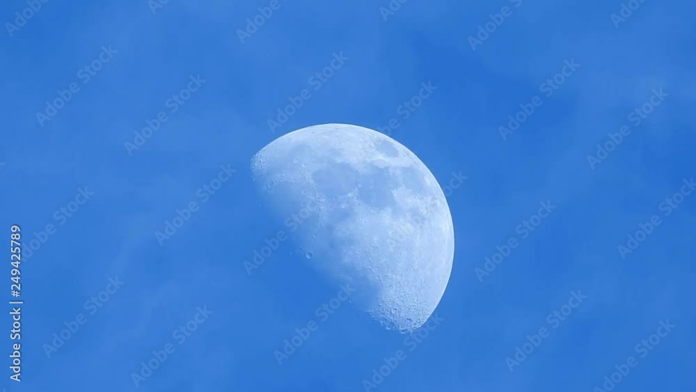 青空に浮かぶ白い月、流れる白い雲、月齢9.5、2月14日