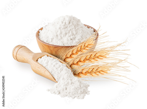 Photo Whole grain wheat flour and ears isolated on white