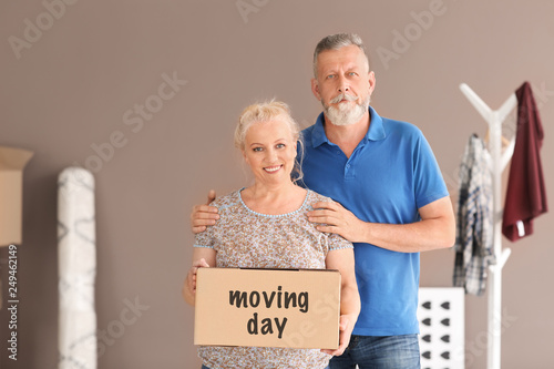 Mature couple with moving b...