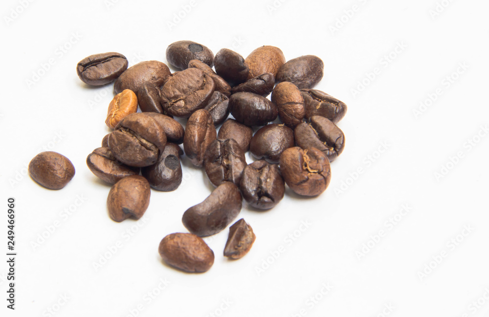Fototapeta premium coffee beans on white background