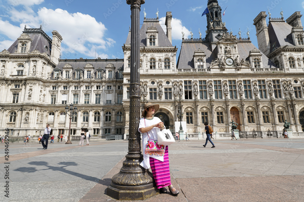 Touriste devant l'hôtel de ville de Paris