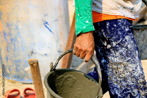 The construction technician is working on the casting of concrete pillars.