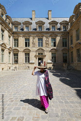 Femme posant dans la cour l'hötel de Sully à Paris © Phil Jobs