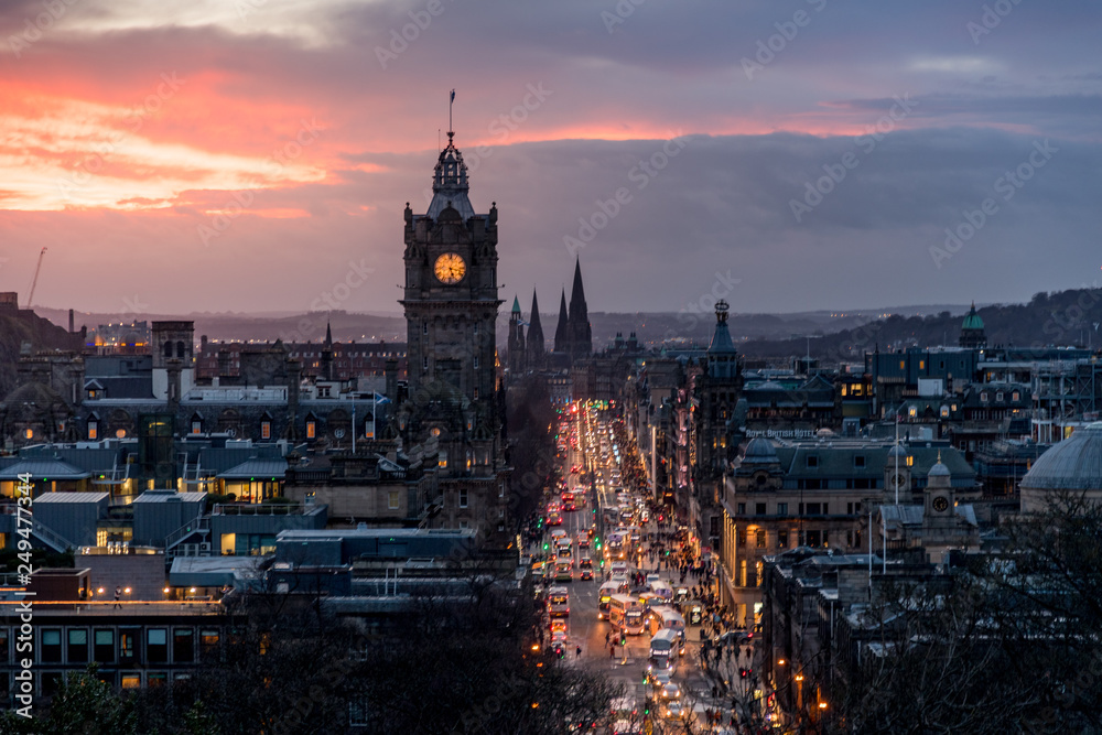 Obraz premium The Balmoral and Princes Street at sunset in Edinburgh
