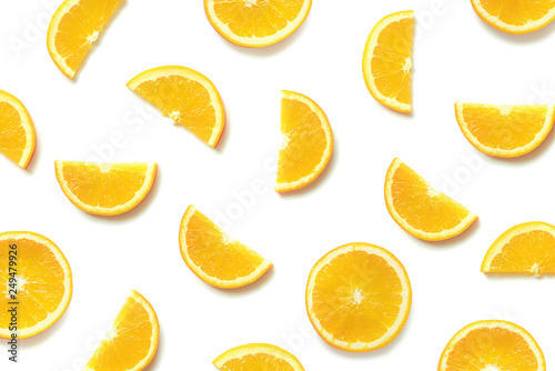 Plasterki pomarańczy na jednolitym tle