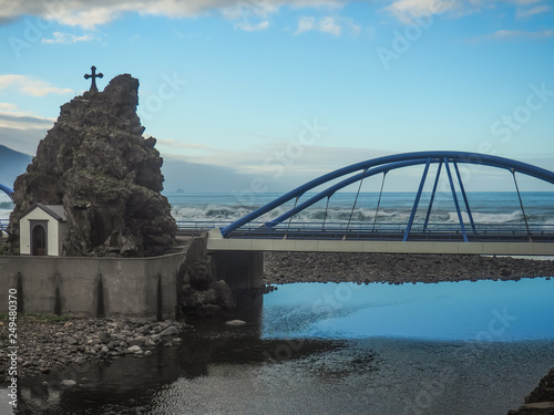 Blaue Brücke am Atlantik auf Madeira