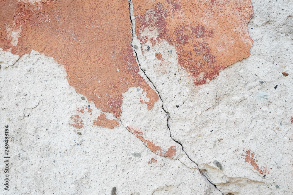 Obraz premium A crack in the concrete wall.Textured stone white wall. Peeling paint on the cement surface.