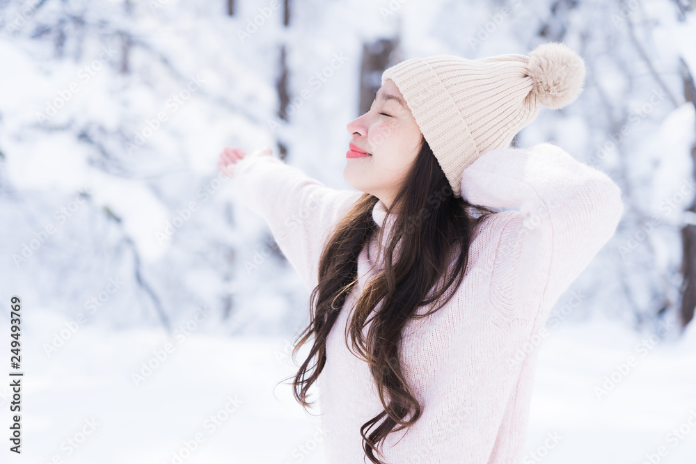 Φωτογραφία Portrait Young Beautiful asian woman smile happy travel and enjoy with snow wint