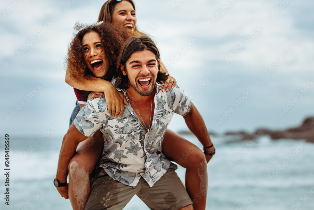 Φωτογραφία Carefree friends enjoying a day at the beach