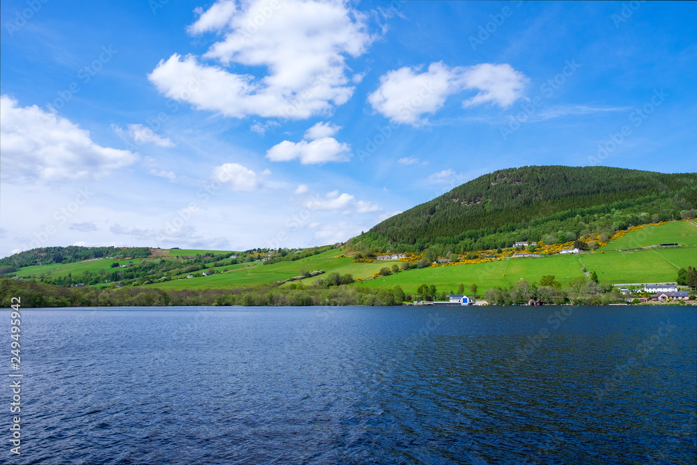 Loch Ness imn den schottischen Highlands