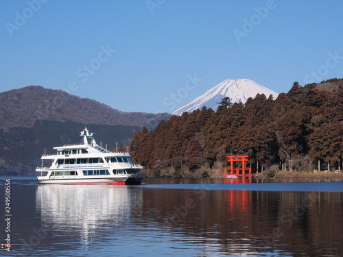 芦ノ湖の遊覧船と富士山