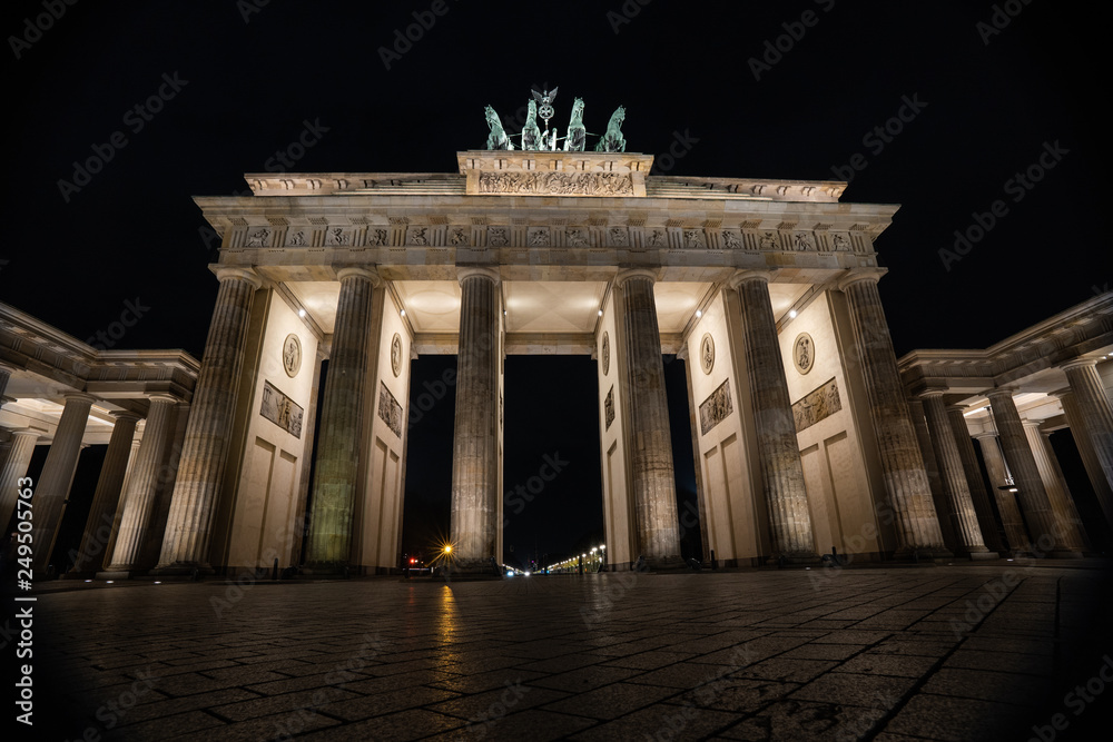 Fototapeta premium pantheon at night, brandenburg gate