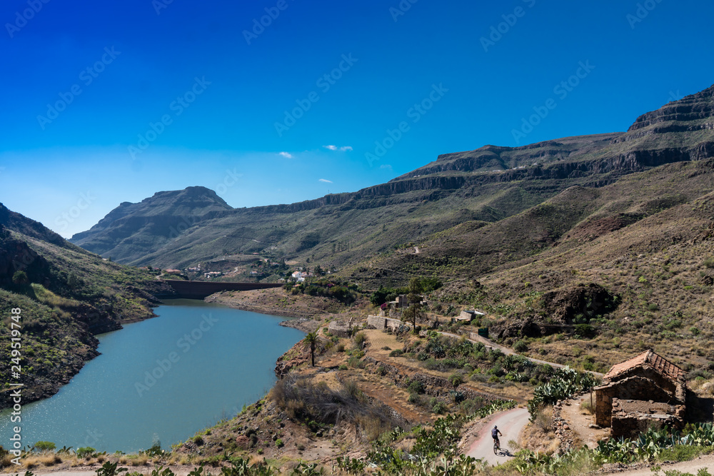 Fototapeta premium Mountainbiker bei Stausee auf Gran Canaria