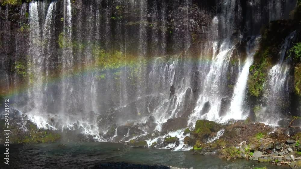 静岡県、白糸の滝の紅葉と虹