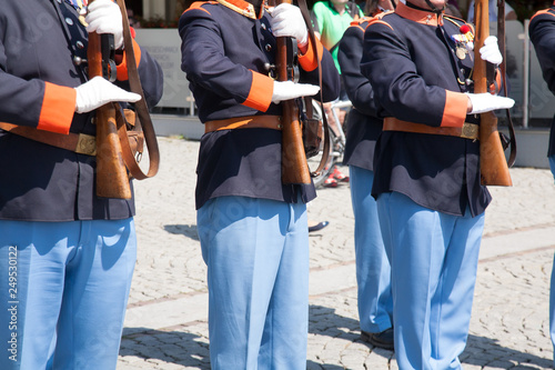 soldati in uniforme