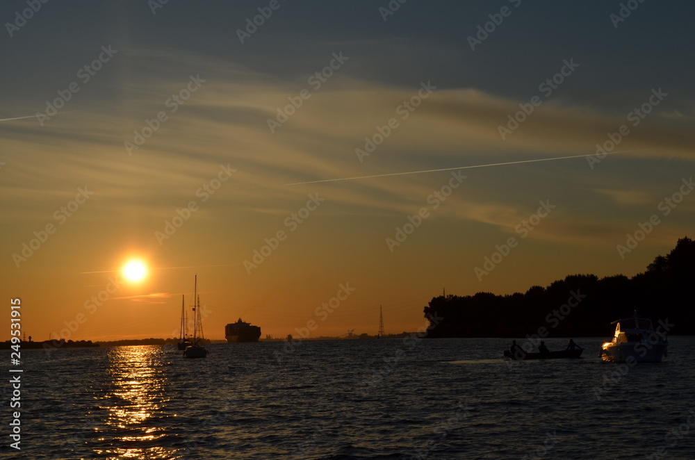 Containerschiff im Sonnenuntergang