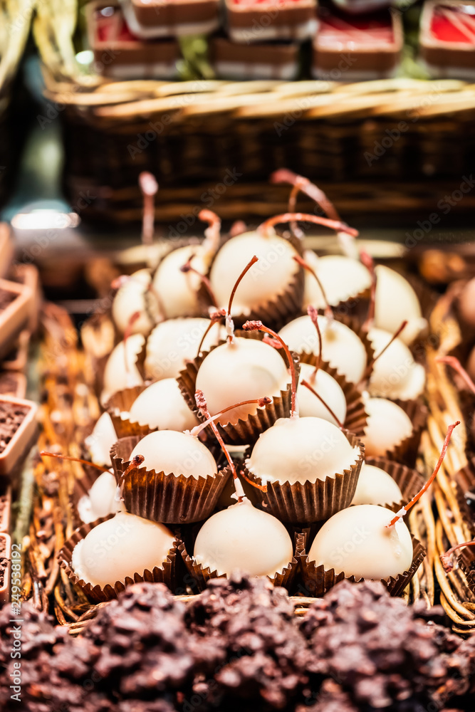 Cerises au chocolat blanc, confiserie du marché La Boqueria de Barcelone Cerises au chocolat blanc, confiserie du marché La Boqueria de Barcelone