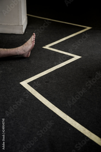 Un pieds tendu vers des traces graphiques