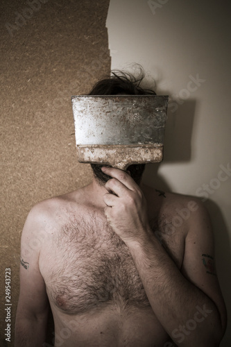 Portrait d'homme avec le visage caché