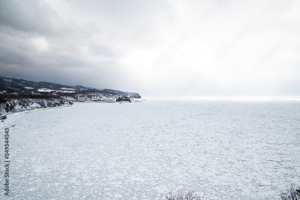 冬の知床　オホーツク海の流氷（木なし）　（北海道・斜里町・ウトロ）