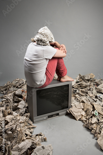Homme assis sur une télé
