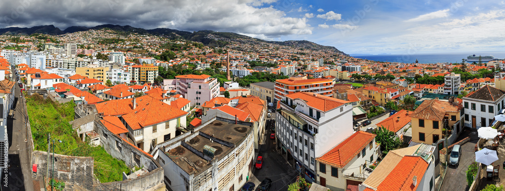 Obraz premium Beautiful panoramic cityscape of the skyline of the city Funchal on the island Madeira in summer