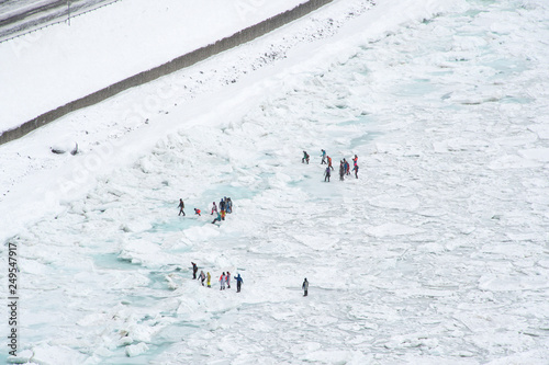 冬の知床　流氷ウォーク　オホーツク海の流氷の上を歩くアクティビティ（北海道・斜里町・ウトロ）