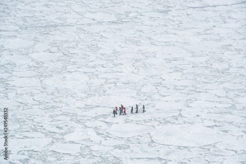 冬の知床　流氷ウォーク　オホーツク海の流氷の上を歩くアクティビティ（北海道・斜里町・ウトロ）