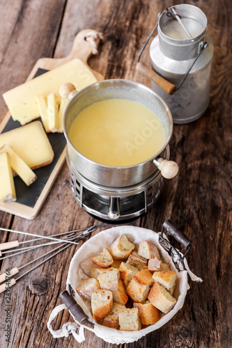 Fototapeta Naklejka Na Ścianę i Meble -  fondue savoyarde, croûtons de pain et fromage