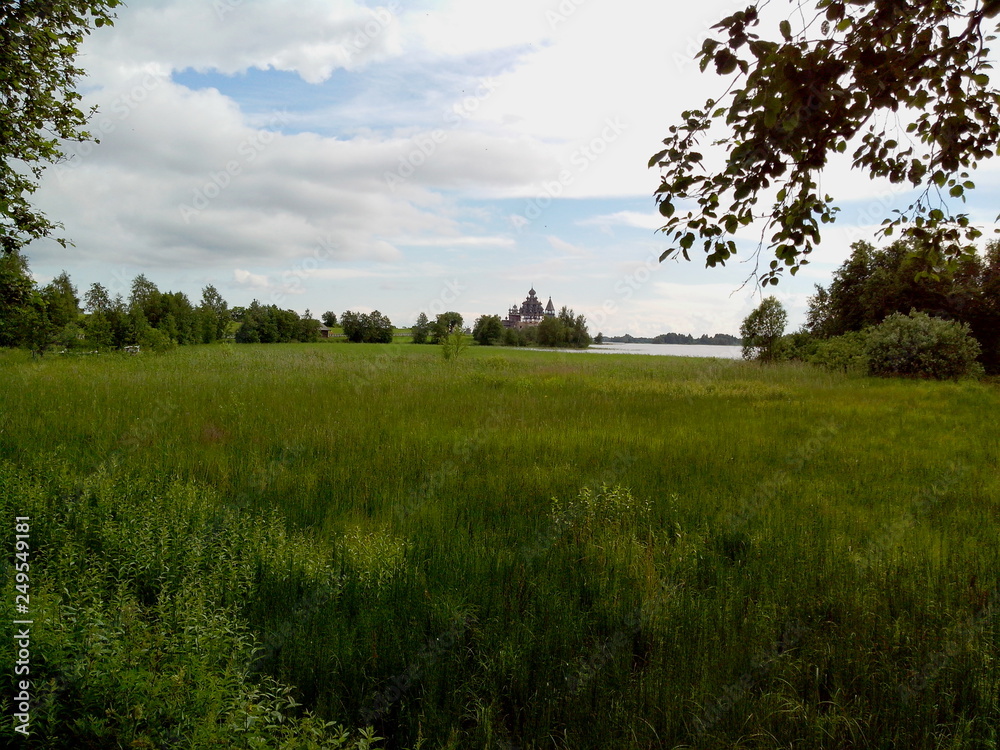 Obraz premium The great and fascinating Kizhi island is located in the Northern part of lake Onega. Settlement of villages and churches.