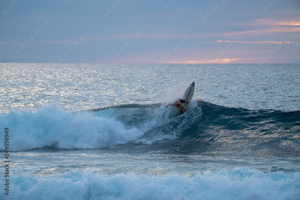 Naklejka premium surfer turn