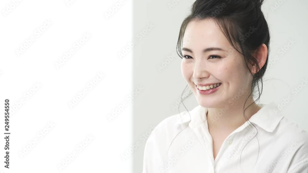 笑顔の女性 笑顔の女性