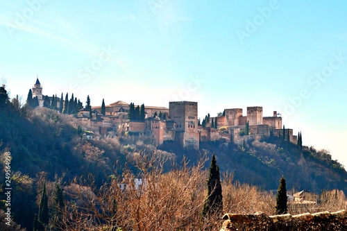 veduta dell'antica fortezza araba dell'Alhambra nella città di Granada in Andalusia, Spagna. Costruita nel 1232 è stata dichiarata patrimonio mondiale dell'UNESCO nel 1984 photo