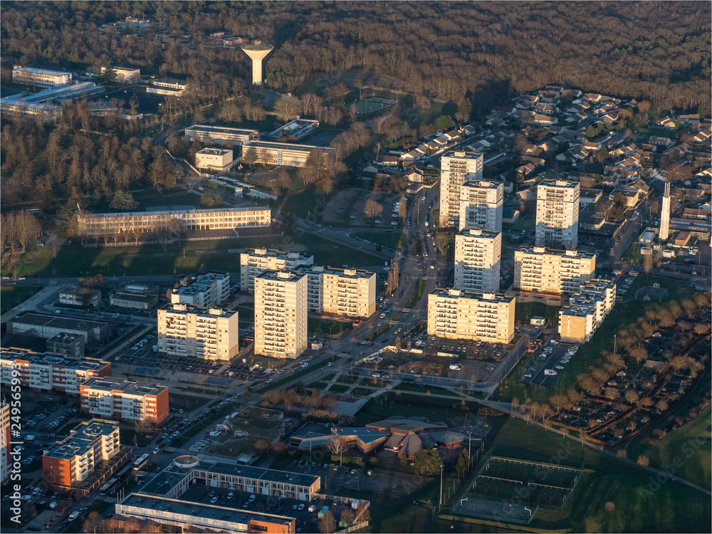 Obraz premium vue aérienne de la ville des Mureaux dans les Yvelines en France
