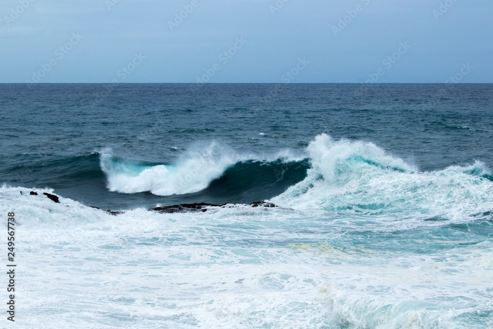 Naklejka premium ocean waves breaking