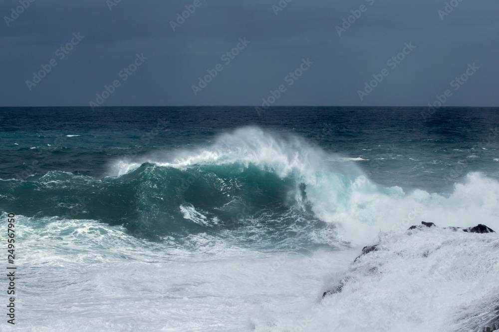 ocean waves breaking