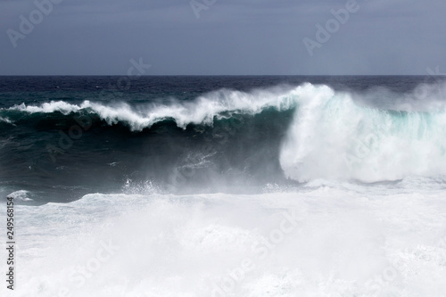 ocean waves breaking © Tamara Kulikova