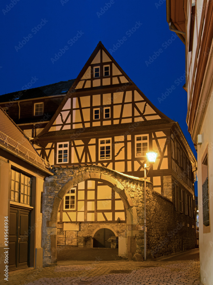 Fachwerkhaus in Heppenheim an der Bergstraße in Hessen, Deutschland, zur blauen Stunde 