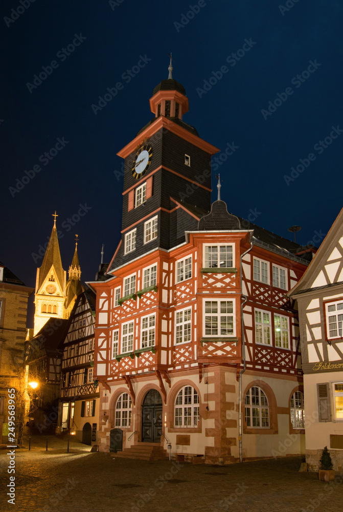 Das alte Rathaus in Heppenheim an der Bergstraße in Hessen, Deutschland, zur blauen Stunde