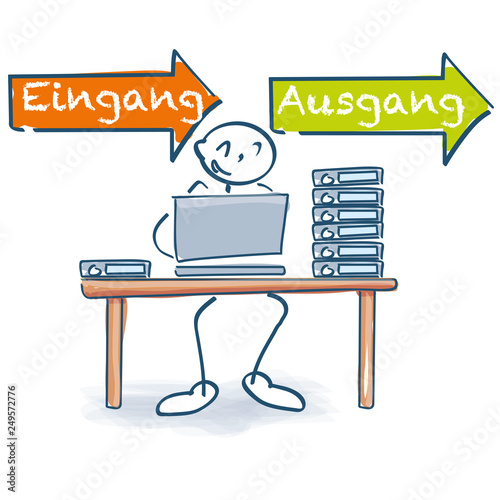 Strichmännchen am Bürotisch mit Akten, Eingang und Ausgang
