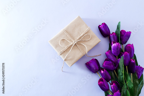 Fototapeta Naklejka Na Ścianę i Meble -  Spring Purple tulip bouquet and gift box