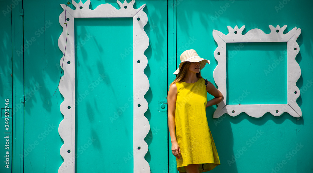 Φωτογραφία woman standing in front of caribbean house in costa rica with her yellow dress