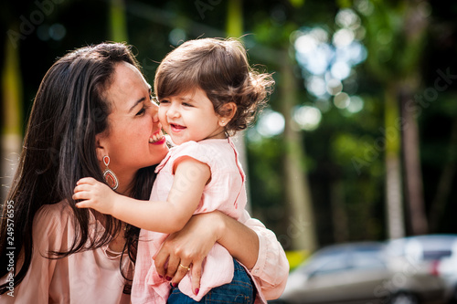 mãe e filha ao ar livre no parque